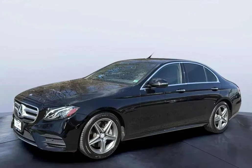 2017 Mercedes Benz E 300 4MATIC Sedan photo 1