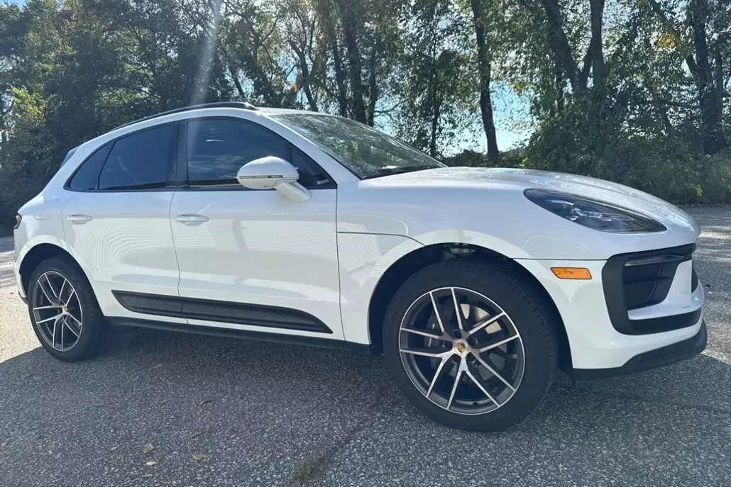 2025 Porsche Macan T photo 1
