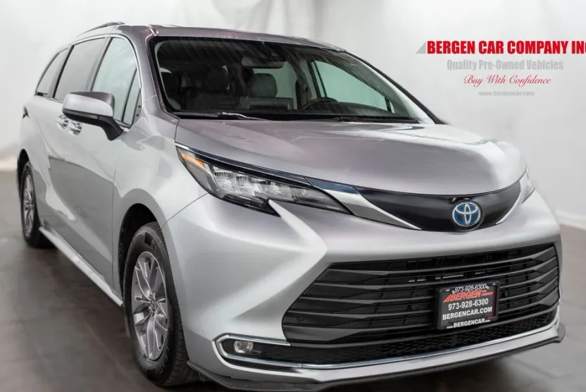 2023 Toyota Sienna XLE photo 1