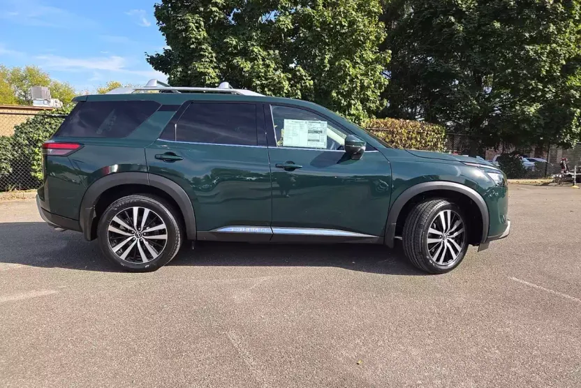 2025 Nissan Pathfinder Platinum photo 1