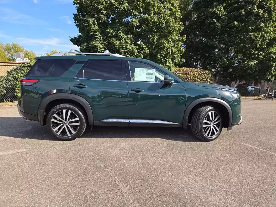 2025 Nissan Pathfinder Platinum photo 1
