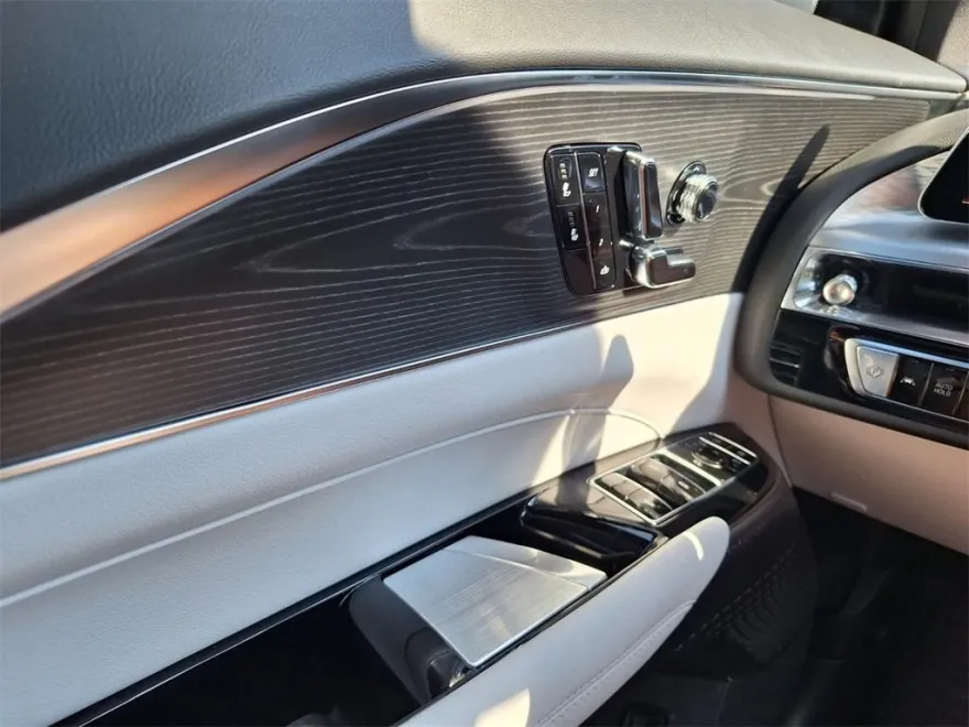 2025 Cadillac Lyriq Luxury photo 17