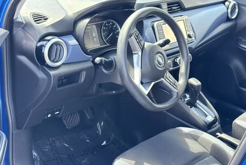 2023 Nissan Versa SV photo 1