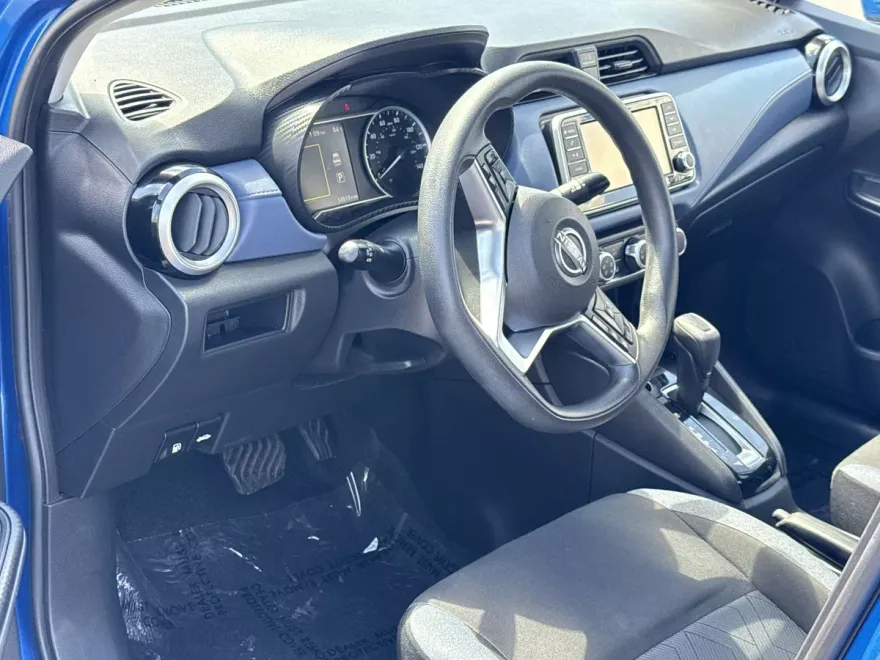 2023 Nissan Versa SV photo 1