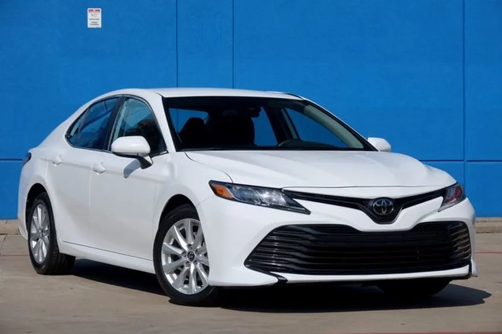 2020 Toyota Camry LE photo 1