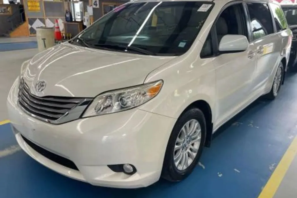 2017 Toyota Sienna XLE photo 1