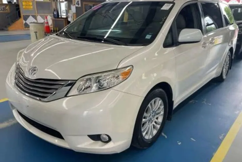 2017 Toyota Sienna XLE photo 1