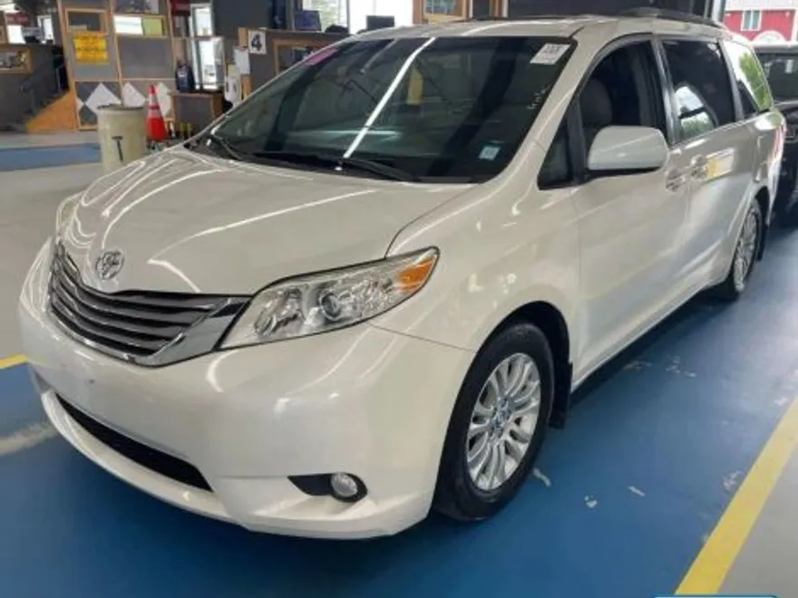 2017 Toyota Sienna XLE photo 1