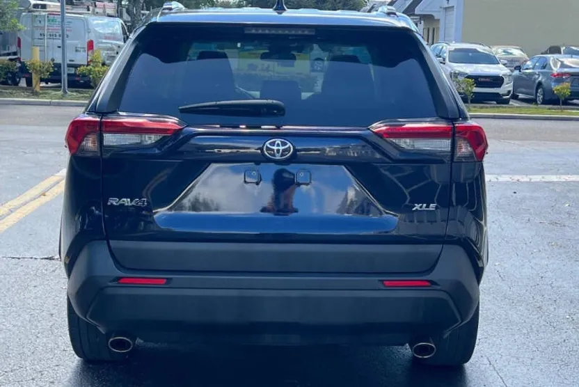 2021 Toyota RAV4 XLE Premium photo 1
