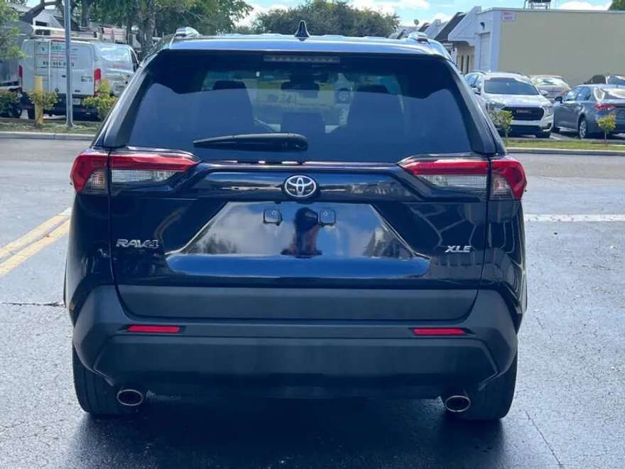 2021 Toyota RAV4 XLE Premium photo 1
