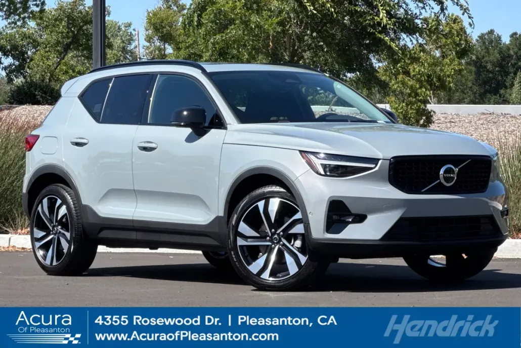 2024 Volvo XC40 Plus photo 1