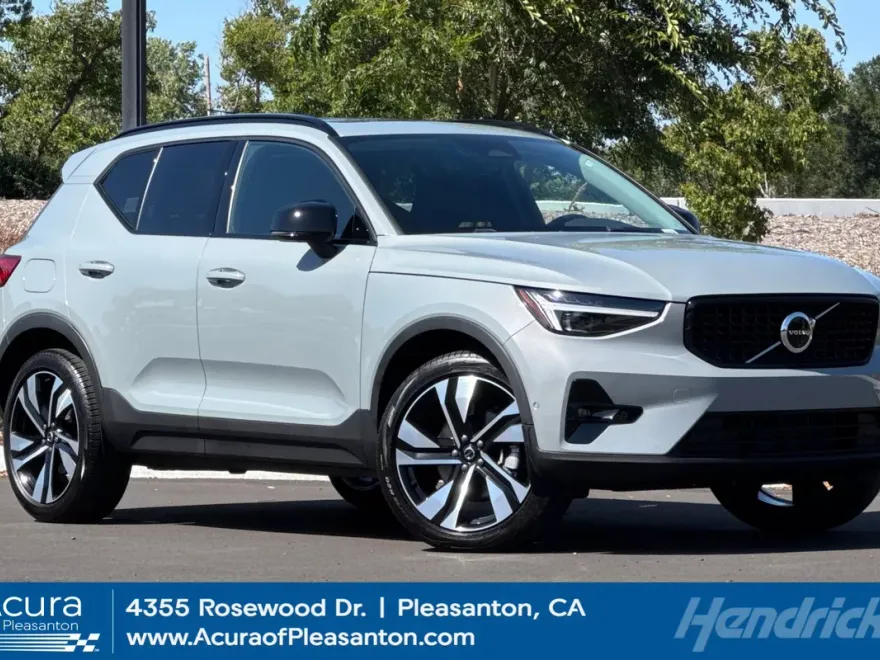 2024 Volvo XC40 Plus photo 1