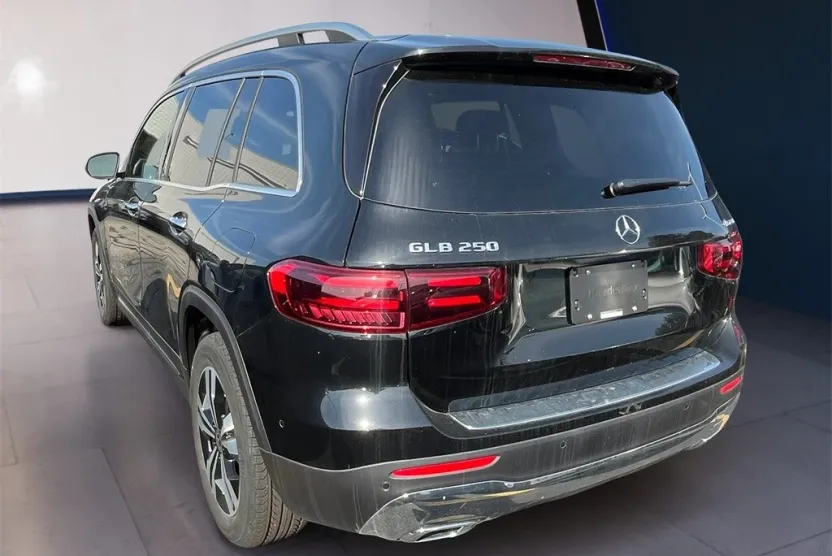 2025 Mercedes Benz GLB 250 4MATIC photo 1