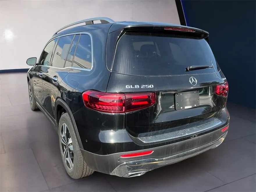 2025 Mercedes Benz GLB 250 4MATIC photo 1