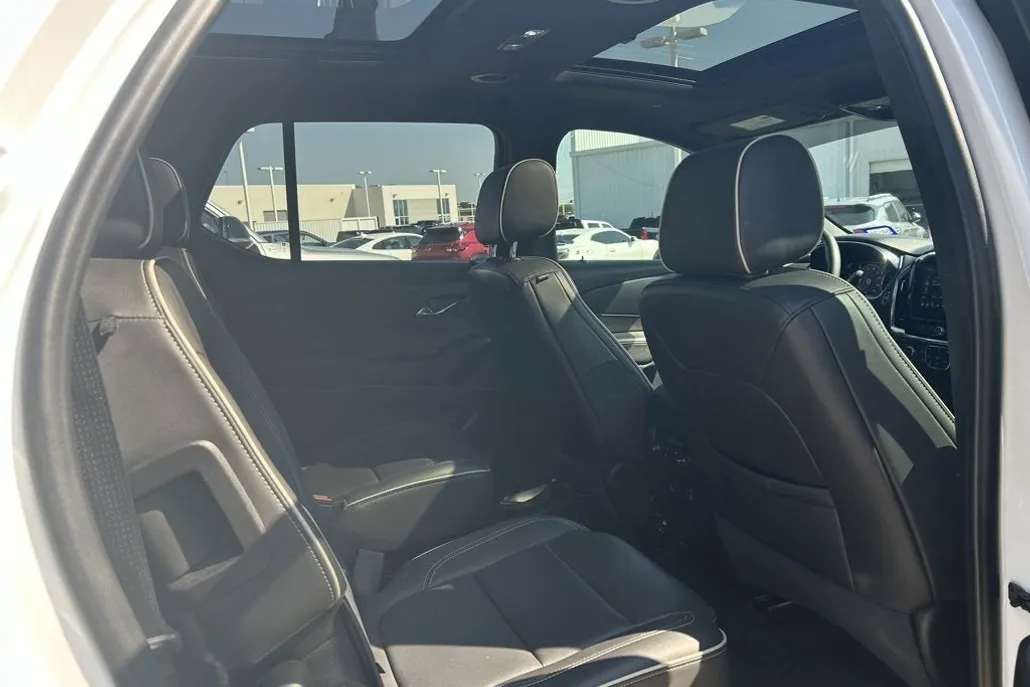 2023 Chevrolet Traverse Premier photo 1