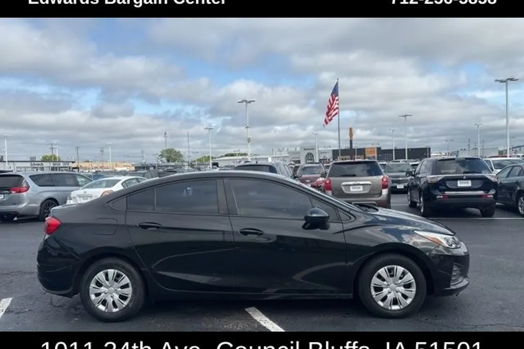 2019 Chevrolet Cruze LS photo 1