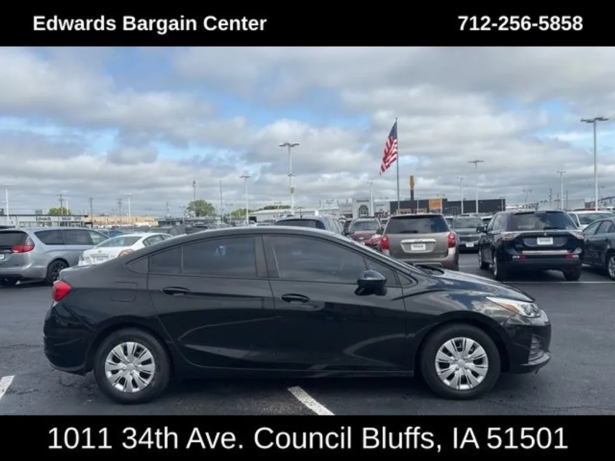 2019 Chevrolet Cruze LS photo 1