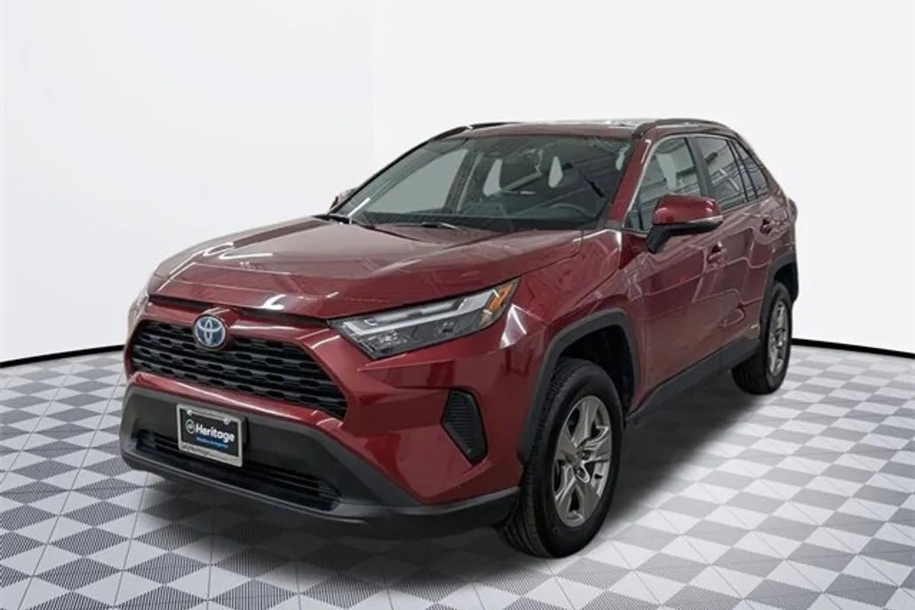 2024 Toyota RAV4 Hybrid XLE photo 1