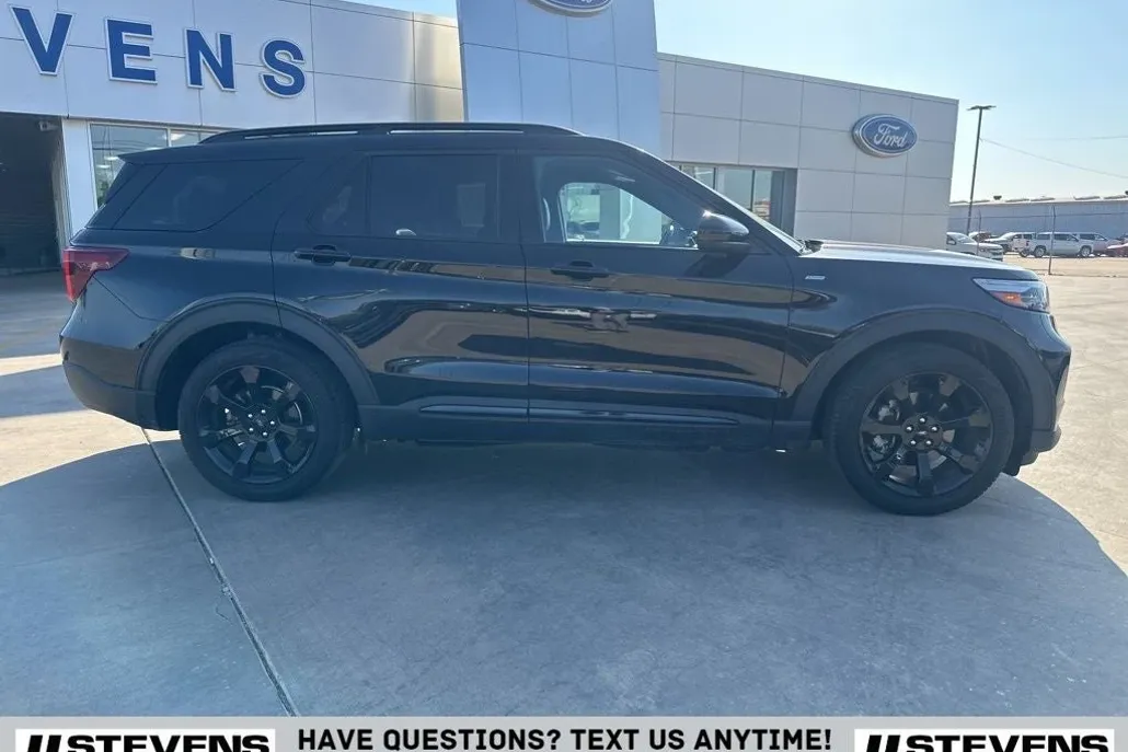 2023 Ford Explorer ST-Line photo 1