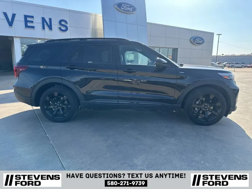 2023 Ford Explorer ST-Line photo 1