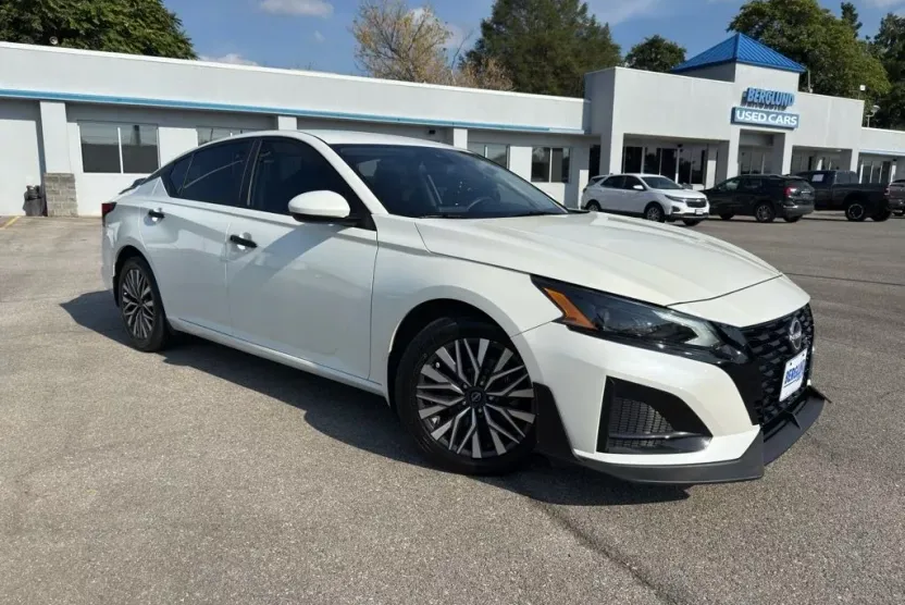 2023 Nissan Altima 2.5 SV photo 1