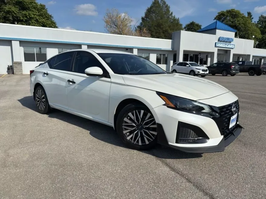2023 Nissan Altima 2.5 SV photo 1