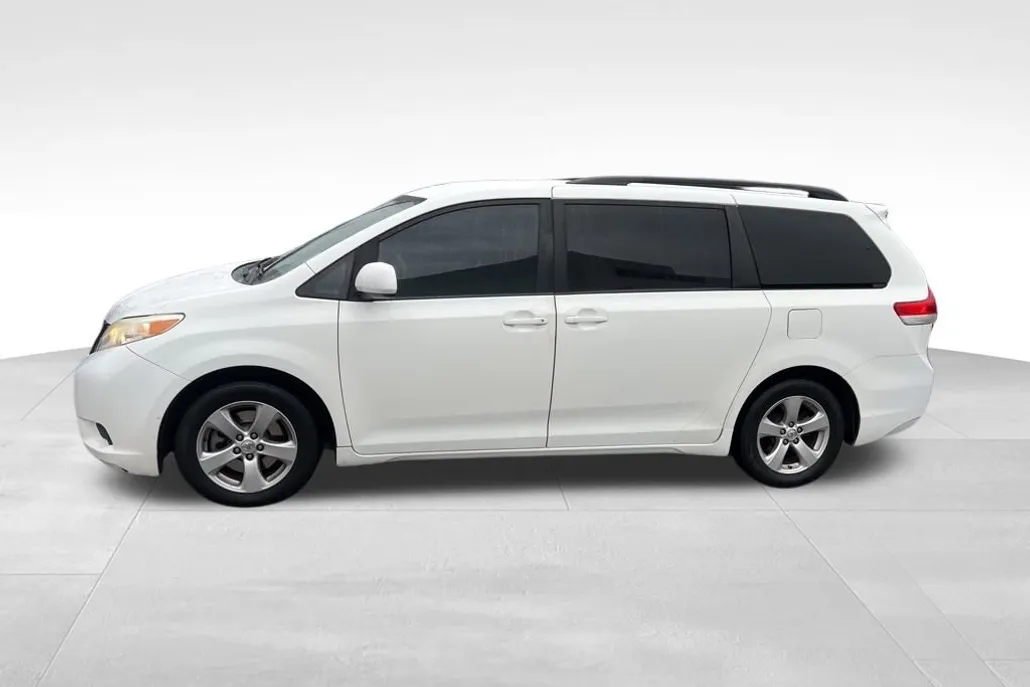 2014 Toyota Sienna LE photo 1
