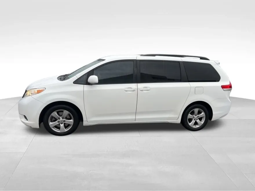 2014 Toyota Sienna LE photo 1