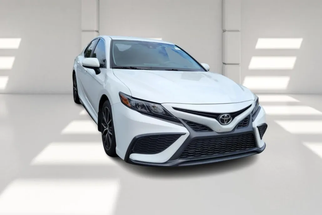 2021 Toyota Camry SE photo 1