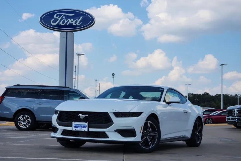 2025 Ford Mustang EcoBoost photo 1