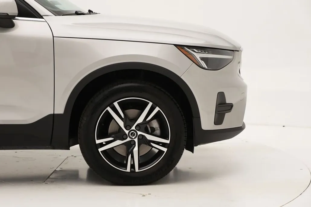 2025 Volvo XC40 Core photo 1