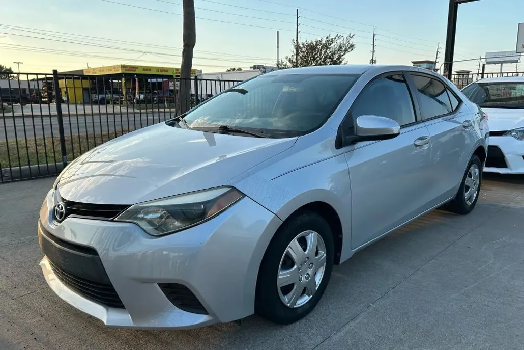 2015 Toyota Corolla L photo 1
