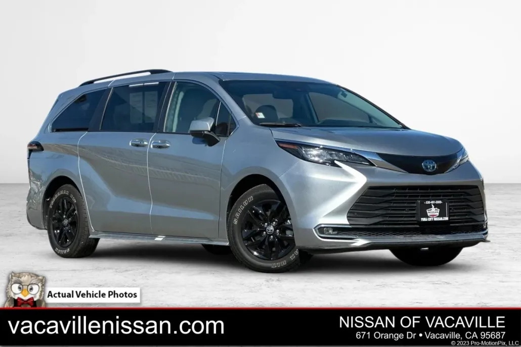 2023 Toyota Sienna XLE photo 1