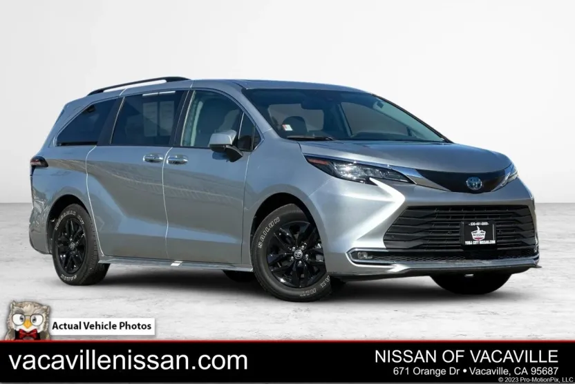 2023 Toyota Sienna XLE photo 1