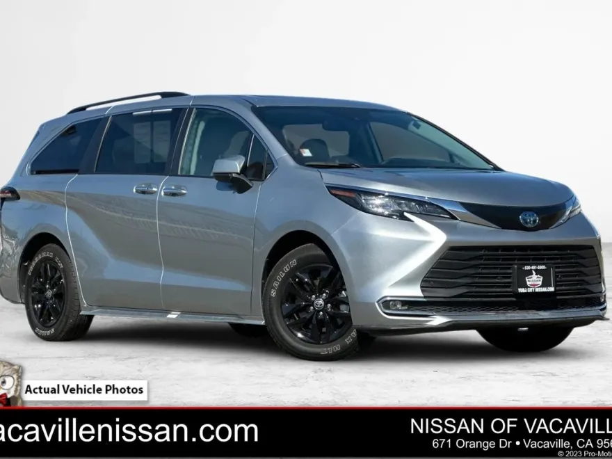 2023 Toyota Sienna XLE photo 1