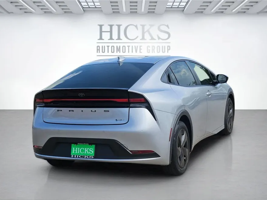 2023 Toyota Prius LE photo 1