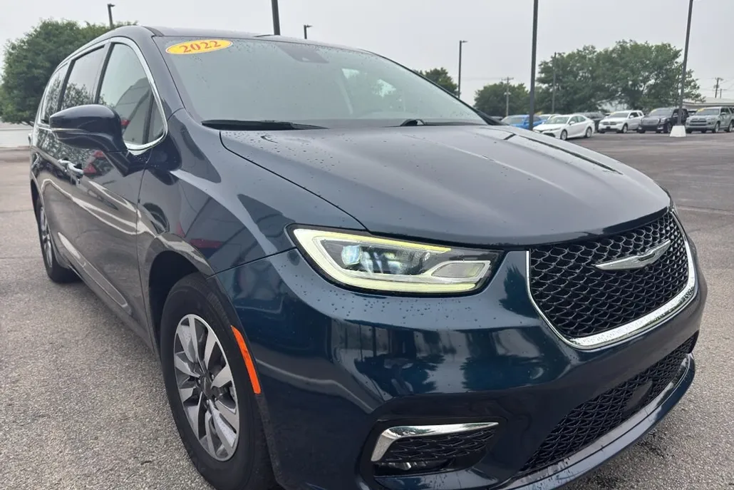 2022 Chrysler Pacifica Hybrid Touring L photo 1