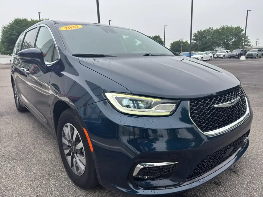 2022 Chrysler Pacifica Hybrid Touring L photo 1