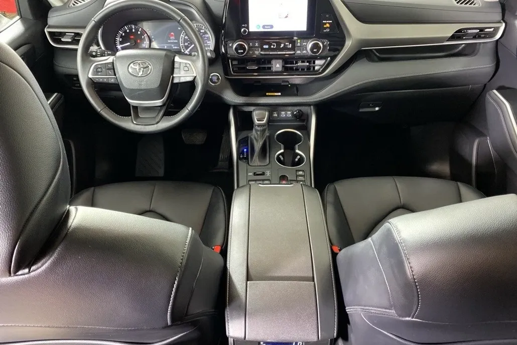 2023 Toyota Highlander XLE photo 1