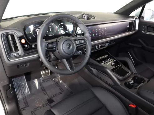2025 Porsche Cayenne Turbo E-Hybrid photo 4