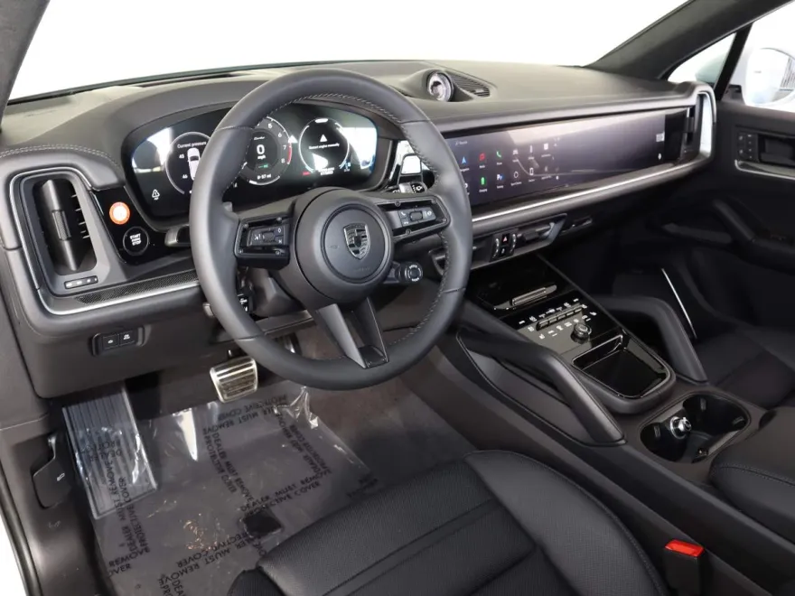 2025 Porsche Cayenne Turbo E-Hybrid photo 4