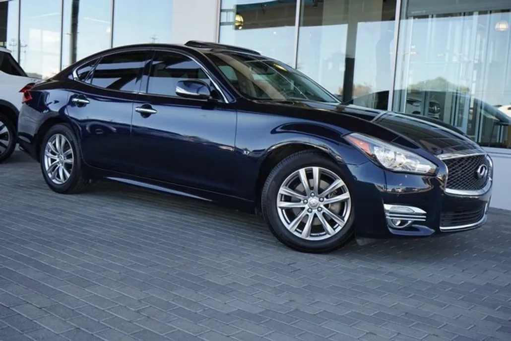 2018 Infiniti Q70 3.7 Luxe photo 1