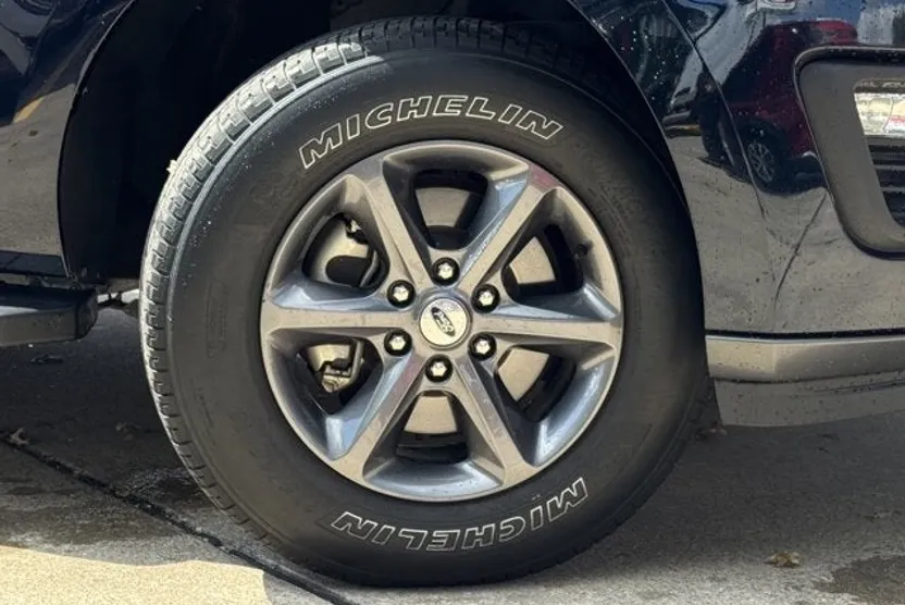 2021 Ford Expedition XLT photo 1