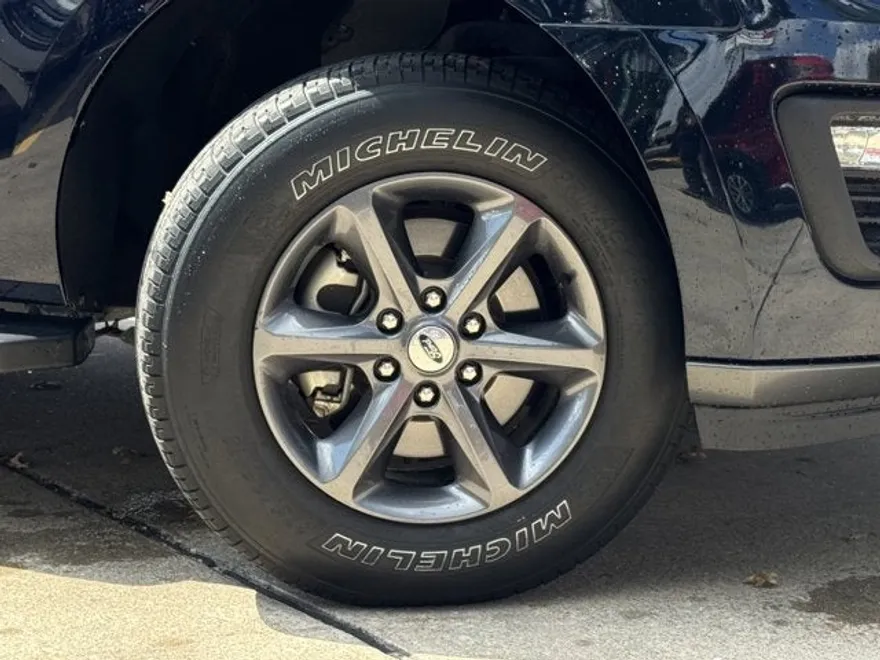 2021 Ford Expedition XLT photo 1