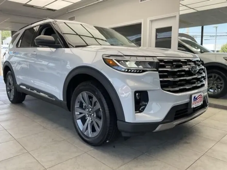2020 Ford Explorer XLT photo 1