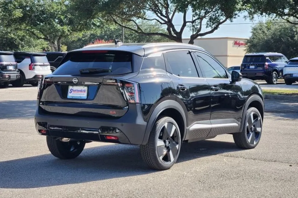 2025 Nissan Kicks SR photo 1