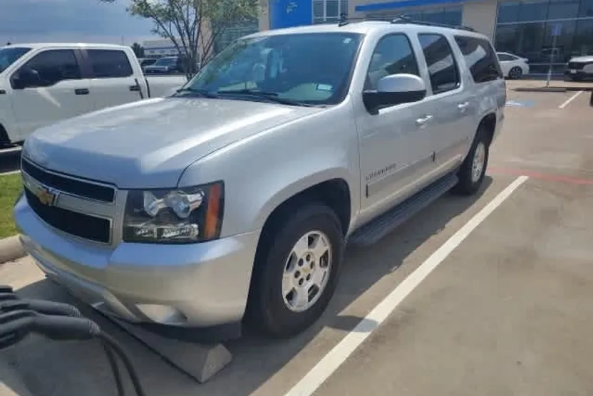 2013 Chevrolet Suburban 1500 LT photo 1