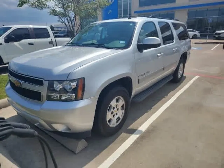 2013 Chevrolet Suburban 1500 LT photo 1