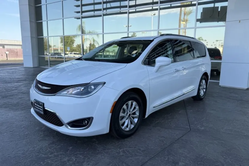 2018 Chrysler Pacifica Touring L photo 1