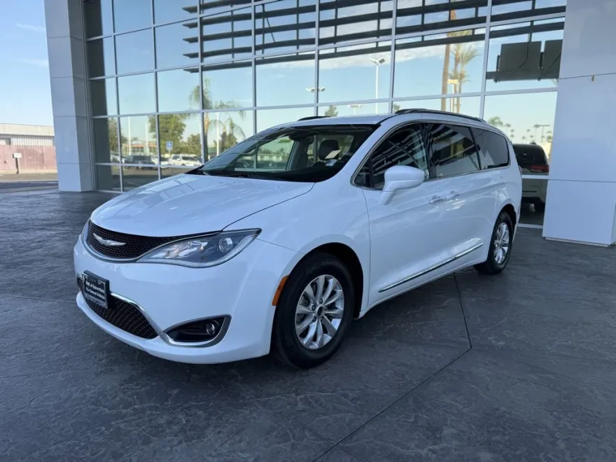 2018 Chrysler Pacifica Touring L photo 1